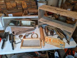 lot 105 image: Myriad of Awesome Vintage Shop and Home Decor