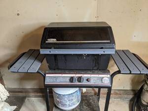 lot 550 image: Thermos Gas Grill wCover