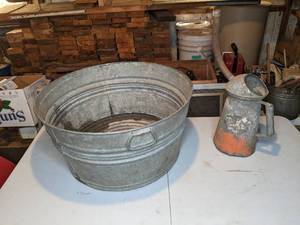 lot 90 image: Vintage Galvanized Metal Tub and Watering  Oil Can