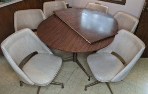 lot 381 image: Vintage Dining Table & 6 Spinning Chairs