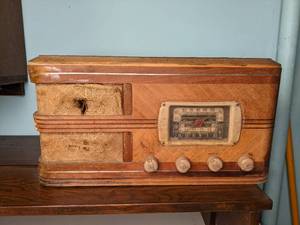 lot 226 image: Gorgeous Antique Radio