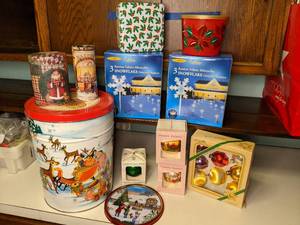 lot 232 image: Lot of (12) Christmas Decor Items