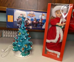 lot 234 image: Lot of 3 Vintage Christmas Decorative Pieces