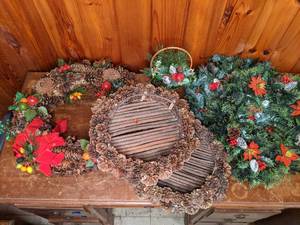 lot 243 image: Lot of (6) Holiday Wreathes and Other Home Decor