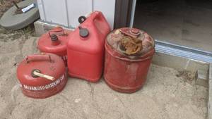 lot 186 image: Lot of (4) Gas Cans (3 Metal, 1 Plastic)