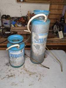 lot 41 image: Set of (2) Vintage Utility Thred-Lok Sprayers 6016  6031