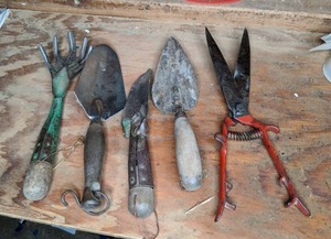 lot 34 image: Vintage Rustic 5 pc Gardening Tool Set