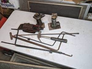 lot 822 image: Set of (3) Vintage Car Jacks w Hand Crank
