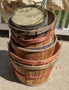 lot 803 image: Lot of Vintage Fruit Baskets & Metal Tins