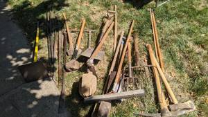 lot 816 image: Lot of Lawn Tools