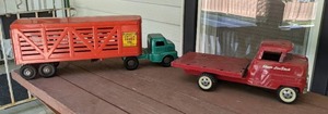 lot 847 image: Vintage 1950s Structo Cattle Farms Inc. Pressed Steel Toy Cattle Truck & Red Vintage Truck