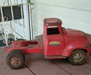 lot 848 image: Tonka Toy Red Metal step side Truck  1950s