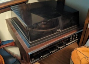 lot 253 image: Vintage Solid State Vinyl Record Player and (2) Speakers