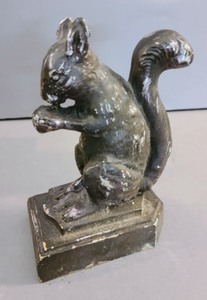 lot 406 image: Dog Bird and Squirrel Cast Iron Figurines