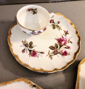 lot 446 image: Vintage Napco China Lunch Plate Set