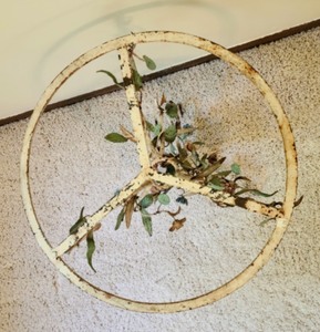 lot 473 image: Vintage Tolewear Table Base