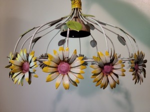 lot 477 image: Vintage Tolewear Hanging Daisy Chandelier