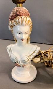 lot 481 image: Pair of Vintage Figural Lamps
