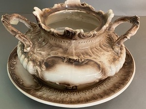 lot 307 image: Capodimonte Authentic Soup Tureen