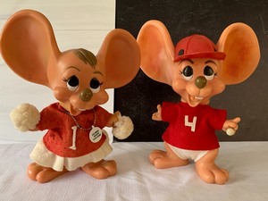 lot 357 image: Adorable Pair of  Roy Des California Mouse Figurines