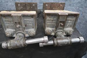 lot 29 image: 2 HEAVY DUTY MORGAN 10A  VINTAGE VICES