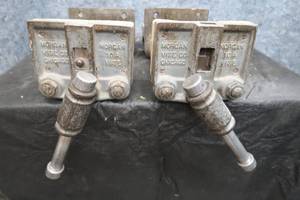 lot 35 image: 2 HEAVY DUTY MORGAN 10A  VINTAGE VICES