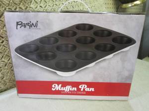 lot 21 image: (F-0) Parini Muffin Pan Glazed Non-...