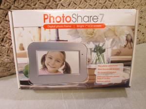 lot 62 image: (F-0) 7 LCD Screen Digital Photo F...