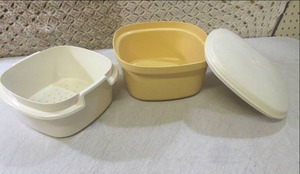 lot 85 image: (BSB) Vintage Tupperware Bowl with ...