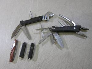 lot 98 image: (CNTR) Multi Tools and Pocket Knive...