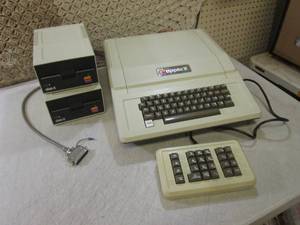 lot 126 image: (RM4) Vintage Apple II Plus with 2 ...