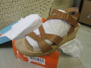 lot 140 image: (F-0) New Baretraps Ladies Shoes Si...