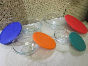 lot 194 image: (RM1) Pyrex Bowl Set...