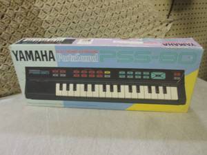 lot 200 image: (EW5) Yamaha Electric Keyboard Port...