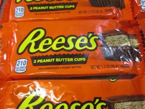 lot 249 image: (B-1) 15 Reeses Peanut Butter Cups ...
