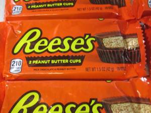 lot 250 image: (B-1) 15 Reeses Peanut Butter Cups ...
