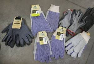 lot 128 image: Lot of Mens Large gloves