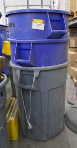 lot 133 image: 5 Brute barrels - (3) 55gal and (2) 33 gal