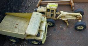 lot 152 image: Old Tonka grader and Nylint dump truck in good shape