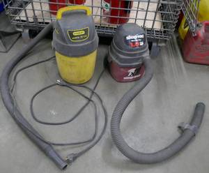 lot 159 image: 2 small shop vacs, 1 lb and 2.5 lb - both work