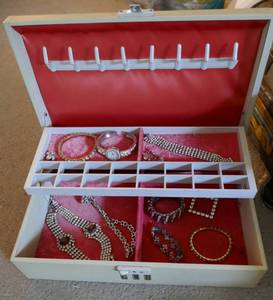 lot 189 image: Jewelry box with a number of rhinestone pieces