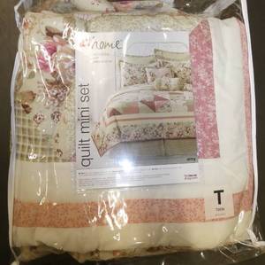 lot 196 image: New JCP Twin size quiltcomforter with pillow shams
