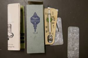 lot 200 image: Antique 1923 Incubator Thermometer in original box