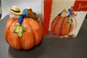 lot 208 image: New Pumpkin cookie jar