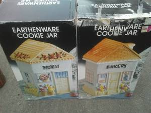 lot 35 image: Cookies Jars in Box (2)