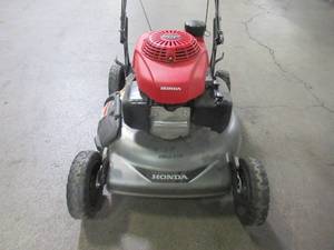 lot 32 image: Honda 21 in. Gas Push Walk Behind Manual Side Discharge Lawn Push Mower HRS216PKA