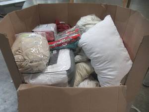 lot 122 image: WHOLESALE MIXED PALLET OF MISCELLANEOUS PILLOWS, BLANKETS AND BEDDING