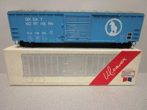 lot 103 image: WEAVER O-SCALE 50 GREAT NORTHERN BLUE SCHEME SLIDING DOOR BOXCAR