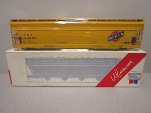 lot 105 image: WEAVER O-SCALE CHICAGO NORTHWESTERN YELLOW SCHEME CENTER FLOW COVERED HOPPER