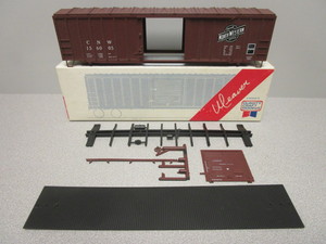 lot 107 image: WEAVER O-SCALE CHICAGO NORTHWESTERN STANDARD LOGO 50 SLIDING DOOR BOXCAR